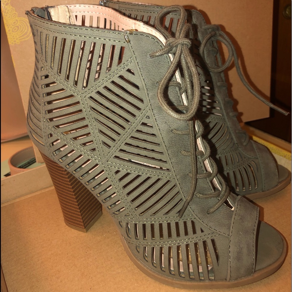 Cute Olive Green Heels 👠